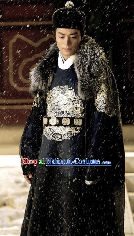 Ancient Chinese Ming Dynasty Zhengtong Emperor Zhu Qizhen Embroidered Costume for Men